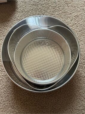 3 spring pans small large round heart shaped. Pet/smoke free home Open to offers
